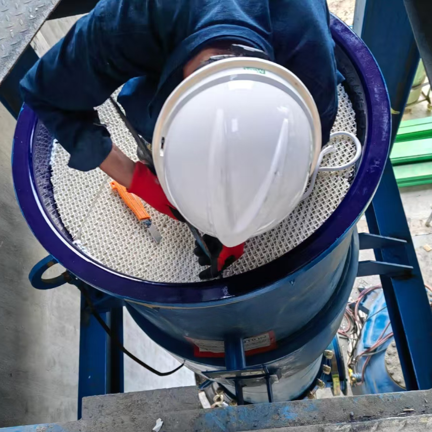 山东某集团陶瓷波纹填料安装现场